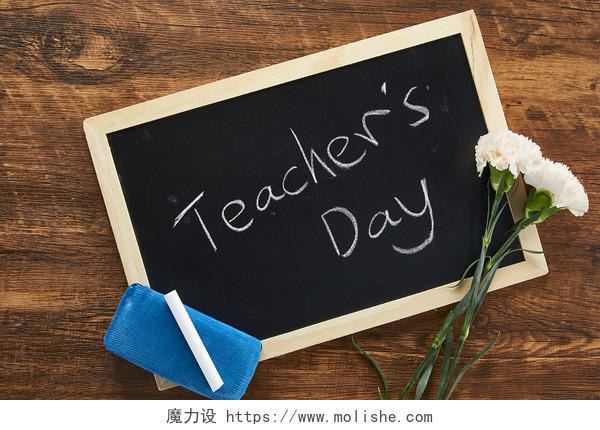 鲜花花朵教师节木桌上的小黑板康乃馨黑板擦粉笔场景素材配图俯视图